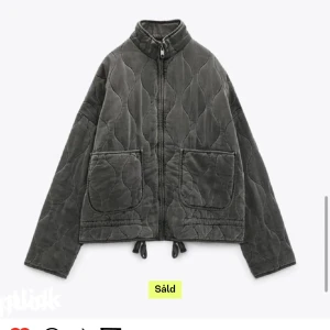 Jacka - Säljer nu denna as snygga jackan från zara, perfekt nu när det börjar bli lite kallare igen! Pris 300kr + frakt!❤️