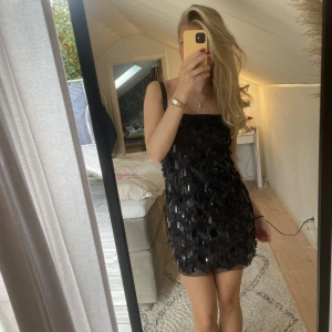 Festklänning  - Säljer min superfina festklänning från zara i strl M. Endast använd 1 gång då den tyvärr inte kommit till användning🥹🤩 Säljer för 300kr och köparen står för frakt🫶🏼Passar mig som vanligtvis har S/M så passar även någon som har S. 