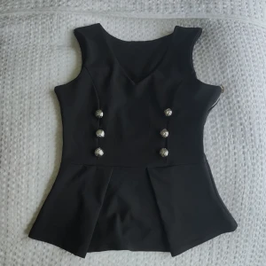 Tuxedo linne - Linne i one size storlek. Använt en gång. Dragkedja i sida. 