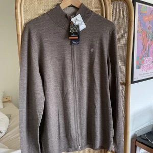 Morris zip tröja - Säljer min Morris full zip tröjan färgen light brown !😊helt ny bara provad men säljer för den var lite för stor, prislappen osv finns kvar…🙂ny pris 1899kr, storlek L🙌🏽, skriv för mer bilder och info!