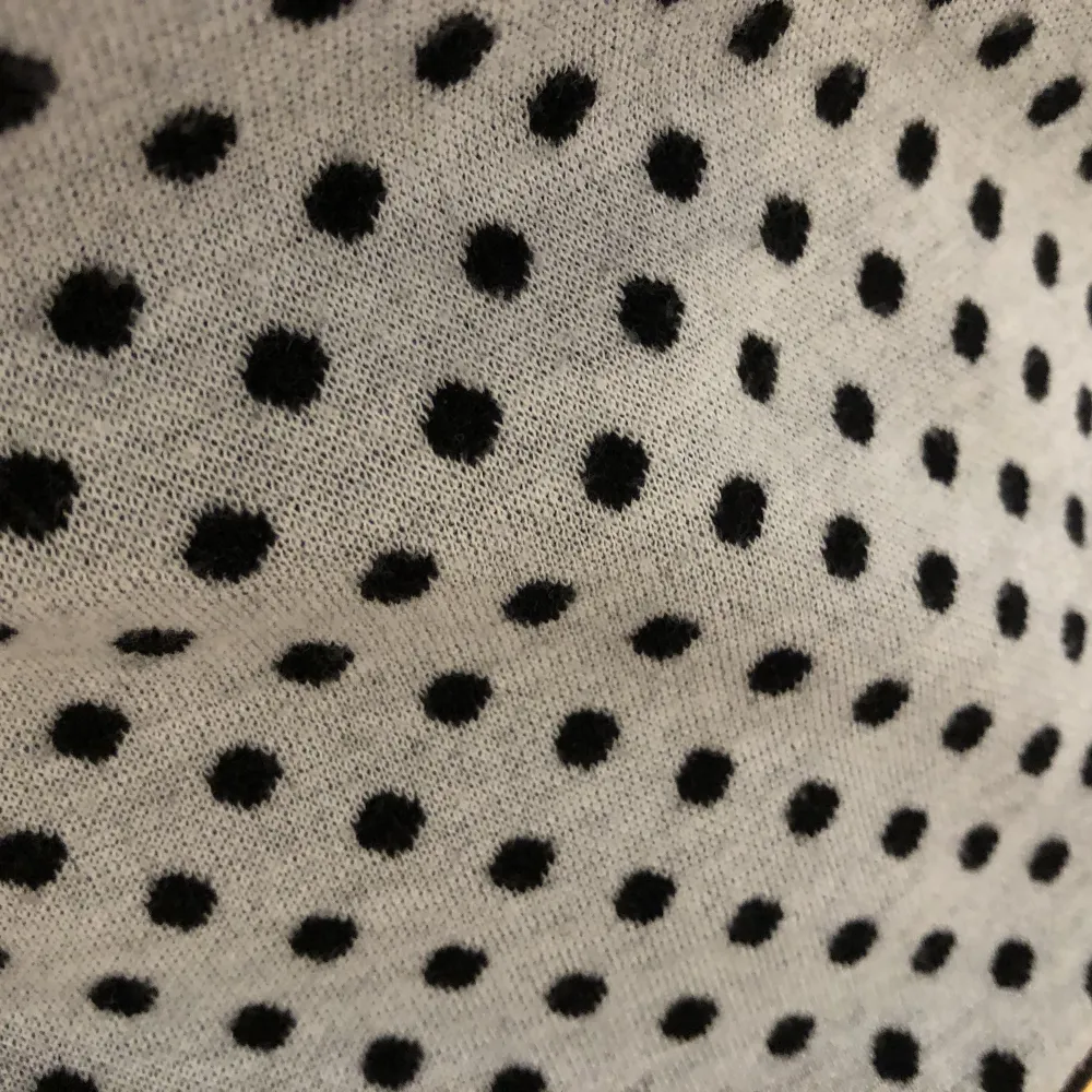 En grå/svart prickig långärmad tröja i storleken S från Monki. Användes få gånger och är i bra skick.. Tröjor & Koftor.