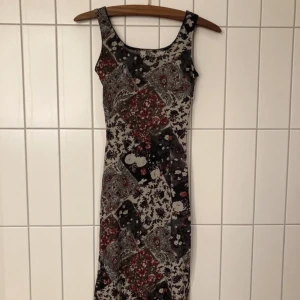 Klänning - Nice klänning i meshtyg.  Köpt second hand. Står ej storlek men passar S.