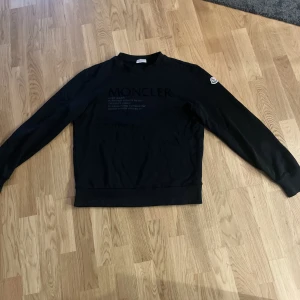 Moncler Tröja Svart - Riktigt snygg moncler tröja från moncler butiken i Stockholm. Nypris är 4000kr. Säljer för endast 1499 kr! Storlek M. Kvitto finns! Hör av dig vid intresse!
