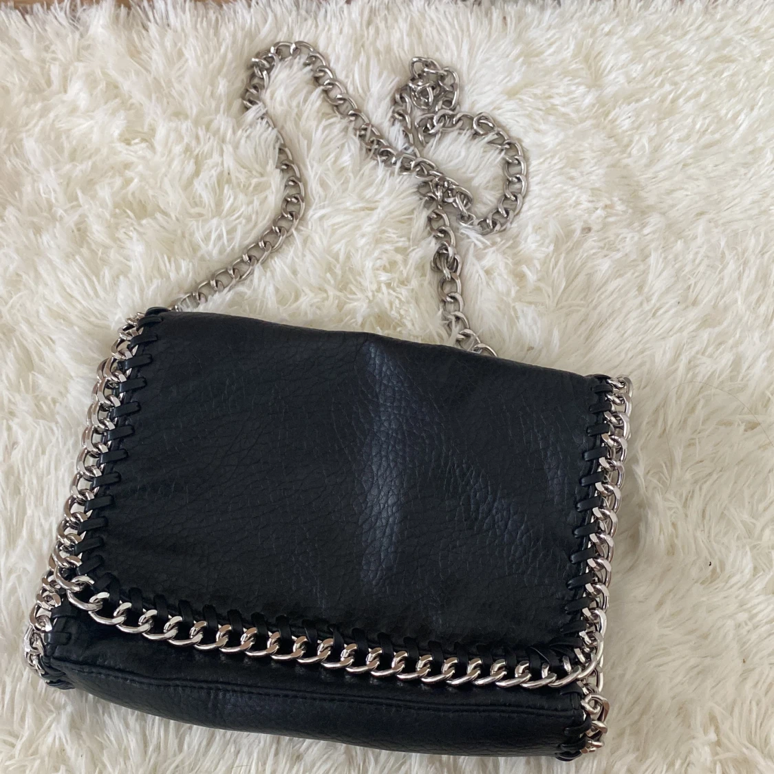 Svart tiamo väska i medium - 90