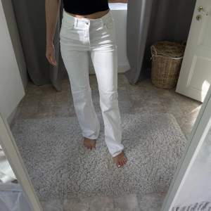 Vita bootcut jeans från Zara. Använda en gång, så väldigt bra skick🤍