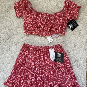 Blommigt set  - Ett rött blommigt set som inte kommer till användning. Aldrig använt och har då prislapparna kvar. Köpt på Nelly. Det är storlek S i kjolen och M i toppen. Säljer det för 220kr, priset kan diskuteras. Köparen står för frakten! 💕