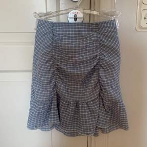 Säljer denna kjolen från Gina tricot eftersom den är förliten. Skicket på kjolen är bra.  💗💗💗