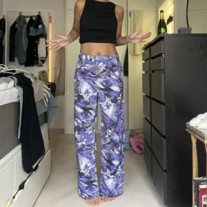 Jeans - Mönstrade loose-fit jeans, svinchill och bekväma. Köpare står för eventuell frakt, möts upp i Stockholm 🫶🏽 