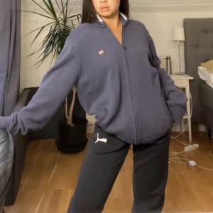 Ralph Lauren kofta - Mörkblå Ralph Lauren kofta med randig krage 💙 så himla snygg, passar olika storlekar beroende på hur man vill den ska sitta, den är i herrstorlek L men passar oversized på mig som vanligtvis har S så allt i mellan S-L skulle jag säga🫶🤍