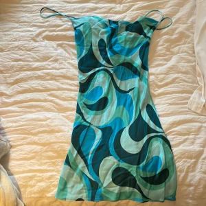 Klänning från Zara - Världens finaste klänning från Zara med korsade band i ryggen. Aldrig använd. Säljer då den inte används. 🎀