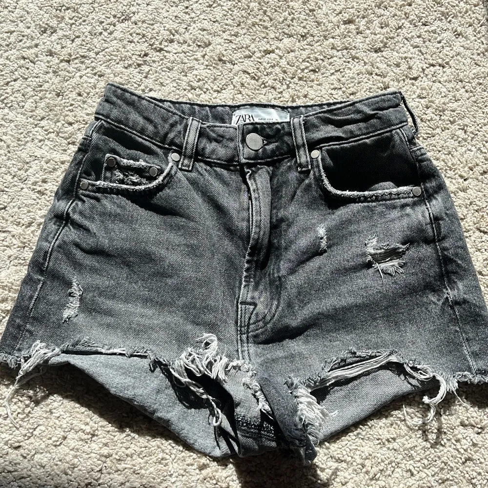 Säljer dessa snygga zara shorts använt några få ggr💗de är i ett mycket bra skick!🩷. Shorts.
