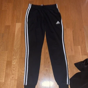 Helt nya adidas mjukisbyxor - Säljer mina helt nya adidas mjukisbyxor för dem är för små för mig storlek xs