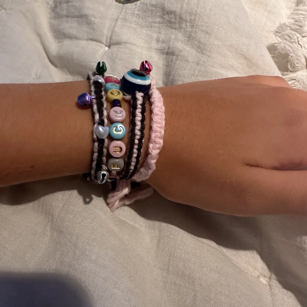 Heej,,, nu behöver ni ej åka utomlands o köpa smycken för jag gör exakt sånna uomlands armband men mycket snyggare o bättre kvalitet, skriv till mig vid önskemål vad ni vill ha för någon modell, färg mm. ❤️❤️❤️❤️. Accessoarer.