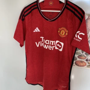 Manchester United 23/24 tröja - Nyskick, storlek M true to size. 