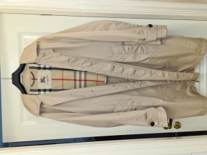 Burberry Jacka Herr Strl 50 - En sparsamt använd Burberry trenchcoat med nypris på 16 000 kr. Inga slitage eller så.