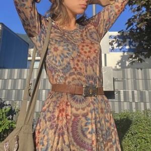 Trippy klänning - Unik mönstrad klänning🌀den har ganska vid passform men blir superfin med bälte 