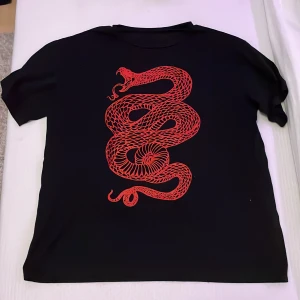 Svart t-shirt - En oversized svart t-shirt som tyvärr inte kommit till användning🖤Den är aldrig använd så i nytt och bra skick! :)