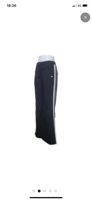 Trackpants - Adidas trackpants i superskick, storlek 38 men skulle säga att de även passar mindre om man vill ha mer oversize❤️