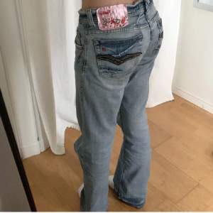 Jättefina lågmidjade jeans som inte kommer till användning 🫶Vintage från Replay😊Har slitningar längst ner samt ett skosnöre i midjan för att lättare ändra storleken, skriv priv vid frågor😽 (rosa lappen är borttagen men har kvar den)