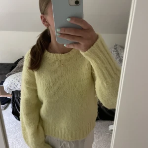 Gul stickad tröja - Fin gul stickad tröja från pieces, använd fåtal gånger och är i nyskick! Nypris 570kr