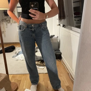 Snygga midwaist jeans - På mig är jeansen lite stora på mig så de sitter low waist och blir lite extra baggy. Är 174 cm