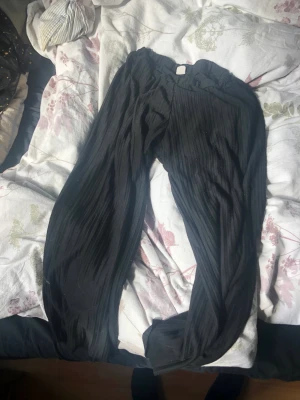 Kläder  - 10kr/st   Byxor: 158/164!  Magtröja: XS!  Jeans kjol: 7/8 står det i dem!  Finns på fler sidor, först i kvarn!  Frakt tillkommer!  Katter finns i hemmet, även ett rökfritt hem! 