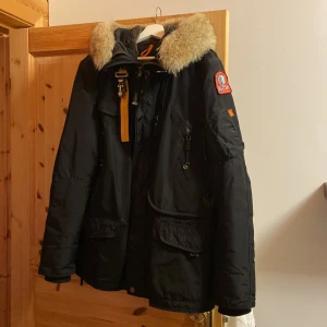 Parajumper Righthand - Parajumper Righthand jacka i storlek L. Jackan är i bra skick men har använts en del, finns täcken på användning. 