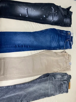 Levis Byxor och mer  - Svarta Supply & Demand byxor slim fit 32 W - M. Lappen finns kvar i byxorna helt OANVÄNDA! Kom med prisförslag!  Blå byxor Joy Slim Fit använda ett per gånger. Säljer för 380kr!  Brun/Beige Byxor Garcia Jeans Slim Tapered W31 L32. Använda ett par gånger. 