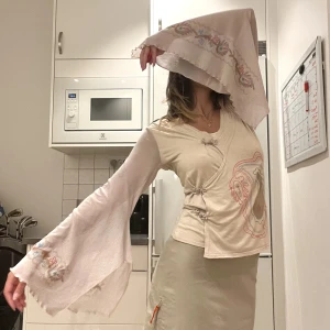 B.young topp🤍 - Jättefin topp med utsvängda ärmar från B.young passar nog bättre om man har större bröst. Älskar verkligen denna men den är för stor vid bröstet:(