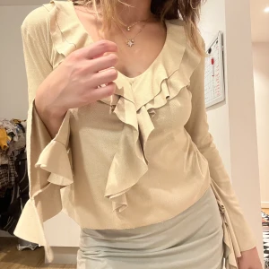 Western top - Western top med volanger och flare arm🤠det står att den är storlek M men passar nog bättre på S