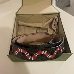 Gucci bälte  - En fint Gucci bälte köpt i London, ny pris 3900. Skick 9/10. Det är 85cm långt, kvitto och allt finns 
