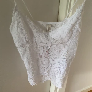 blus - aldrig använd bara testad en gång. as fint skick, har ingaa skador, smuts eller liknande! ny pris 249 kr