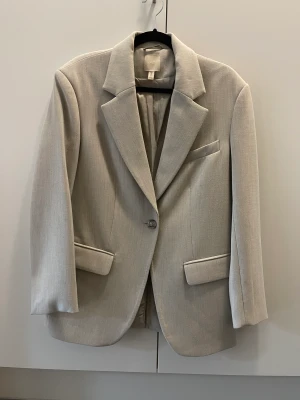 Beige oversize kavaj  - Beige oversize kavaj från H&M Premium i storlek XS. 