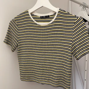 Randig tröja - Detta är en väldigt fin och SUPER skön tröja som jag använt en del men används inte längre, därför säljer jag, fortfarande i bra skick (inte nopprig) storlek S