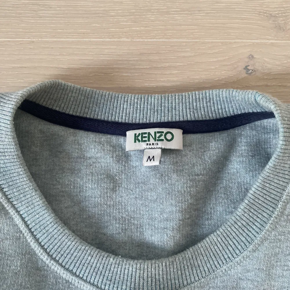 Tja! Säljer min äkta Kenzo tröja som köptes online for ungefär 2100 kr i storlek M, sparsamt använd, dvs 10/10 skick☺️Passar fint på mig som är ~180 cm. Kvitto finns. Kom privat för frågor eller fler bilder! Köparen står för frakt. . Hoodies.