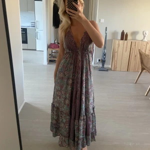 Klänning  - Säljer denna klänning eftersom jag inte använder den längre💗i nyskick💗 det står ingen storlek men skulle säga att den passar S-L💕 frakt tillkommer 