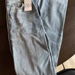 Jättefina jeans, är 1,78 och dom går ner till golvet