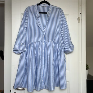 Randig klänning  - Randig klänning från Only.