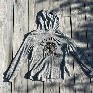 Grå tröja - En fin grå tröja som passar perfekt till hösten.💕 Den är i perfekt skick och har används 1 höst. Den är från Lindex och är i storlek 134/ 140. Pris 50kr. 💖