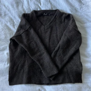 brun stickad tröja - brun stickad tröja från soaked in luxury i strlk S. mycket fint material o inget tecken på användning 🤍