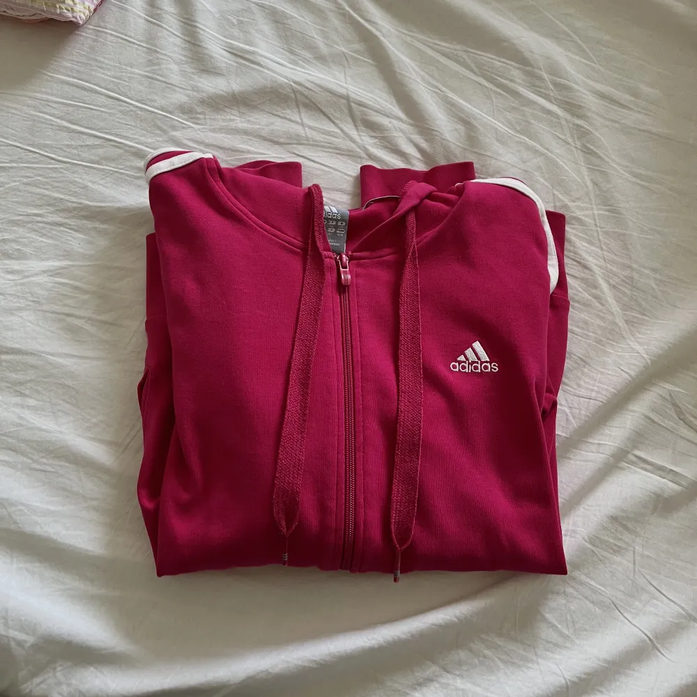 En rosa adidaskofta💗 inga defekter. Skriv till mig vid intresse💕. Hoodies.