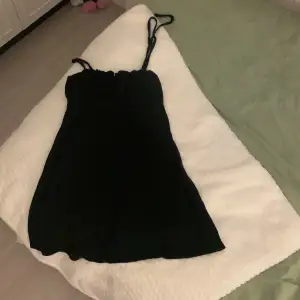 En svart fin oanvänd klänning 