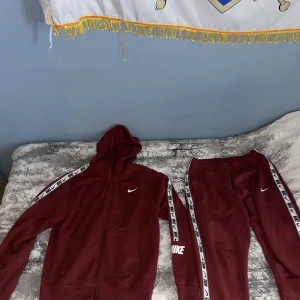 Nike tracksuit  - Storlek S på koftan och M på byxor men de kan funka på båda s och m byxorna 
