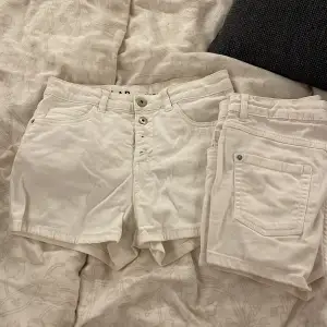 Fina och sköna vita shorts ifrån Kappahl. Strl 158 men sitter som en xs!! Bilder finns på en annan annons då jag växt ur dessa!🫶💕