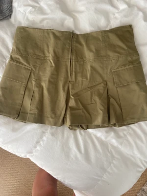 Cargo kjol - Jätte fin nästan helt oanvänd kjol med shorts från Zara