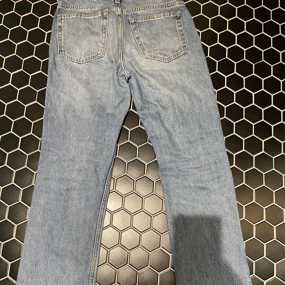 Säljer dessa jeans från weekday, inte använts mycket pågrund av att jag redan har jeans i denna färg. Storlek 26/30. Köparen står för frakt. Ordinariepris 590kr. Skriv privat för mer bilder på jeansen💕. Jeans & Byxor.