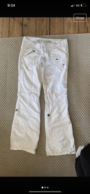 low waist cargo byxor  - jättefina lågmidjade cargobyxor i vitt, inte genomskinliga, lite mindre i storlek, långa. 