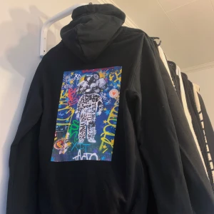 Hoodie med tryck - En hoodie med tryck på ryggen från the cool elephant, hoodien är i bra skick och endast använd vid ett tillfälle. Trycket på ryggen är alltså inte nött alls! ☺️