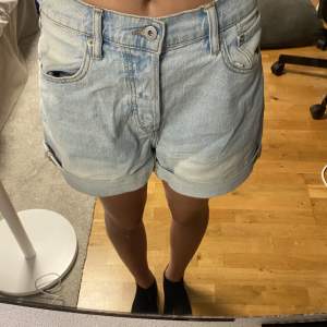 Jag säljer mina shorts som jag har använt dem ett par gånger för att dem är för stora. Det är inget fel på dem.  Vill bli av med kläderna.💕 Köpare betalar frakt men kan även tänka mig att mötas upp.  