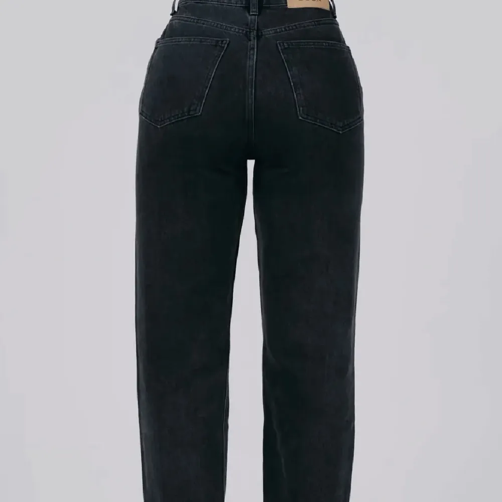 Svarta a dsgn jeans i stl XXS. Använda men i fint skick! Pris 300kr plus frakten (nypris är 699)🤍🤍(säljer även ett par i XS). Jeans & Byxor.
